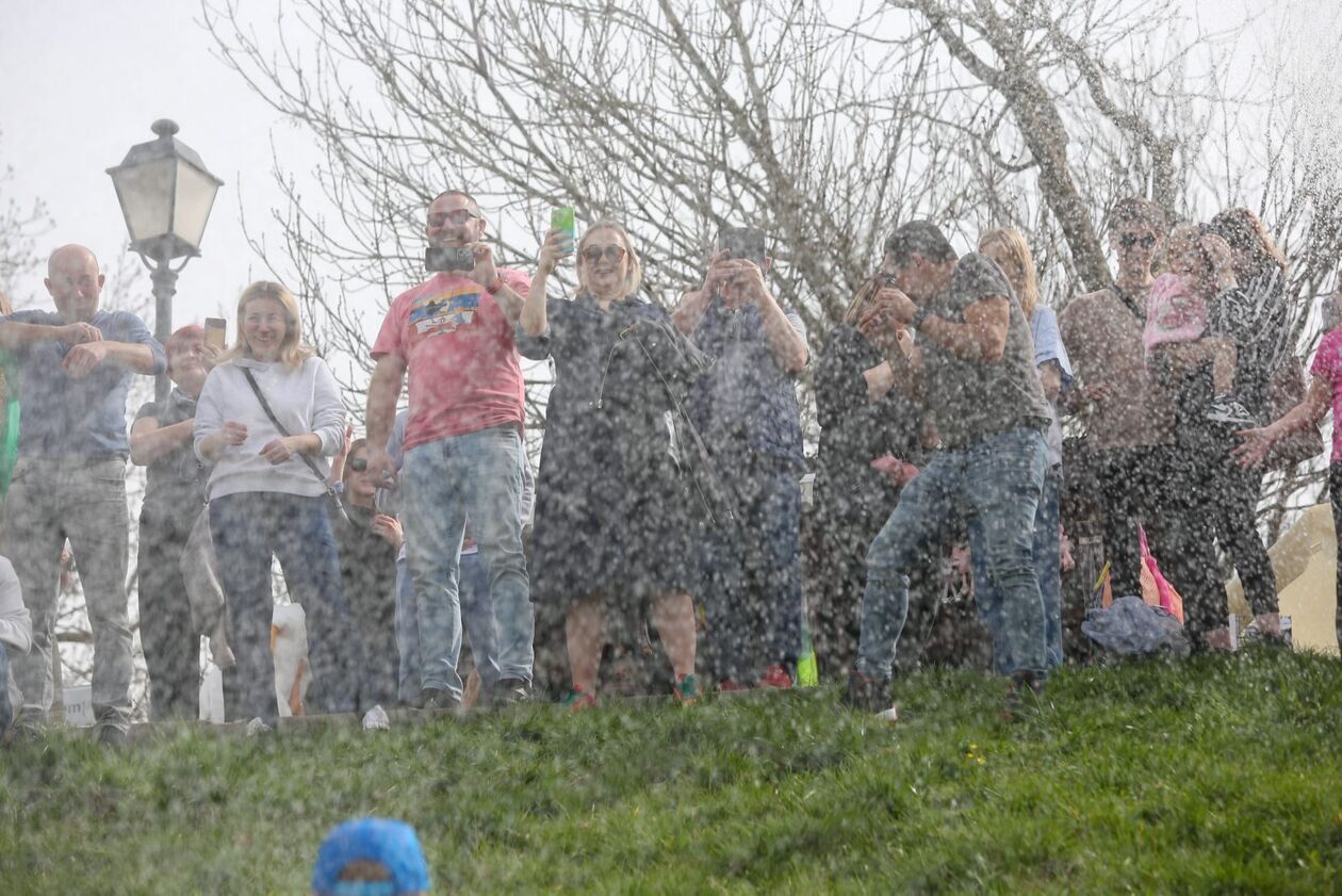  Śmigus-dyngus w Kazimierzu. Strażacy polewali na rynku i bulwarach wiślanych (zdjęcie 2) - Autor: WS