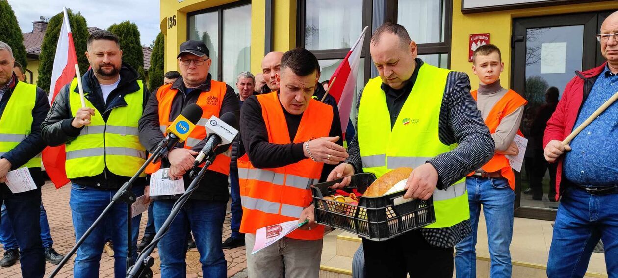  Rolnicy pod biurem poselskim w Białej Podlaskiej  (zdjęcie 5) - Autor: Ewelina Burda