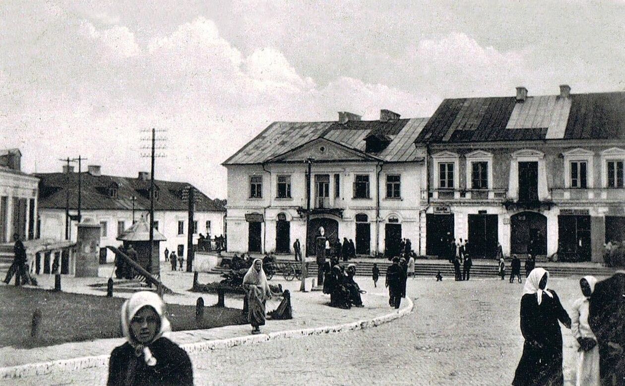  <p>Rok 1942. Plac Wolności - widok w kierunku Kozackiego Rogu i ulicy Staszica. Po prawej obecna kamienica nu mer 15 i po prawej numer 13.</p>