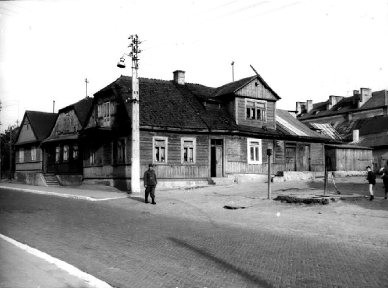  <p>Lata 1965-1970. Widok na część ulicy Partyzant&oacute;w. Widoczny budynek stoi na rogu przy ulicy Szerokiej.</p>