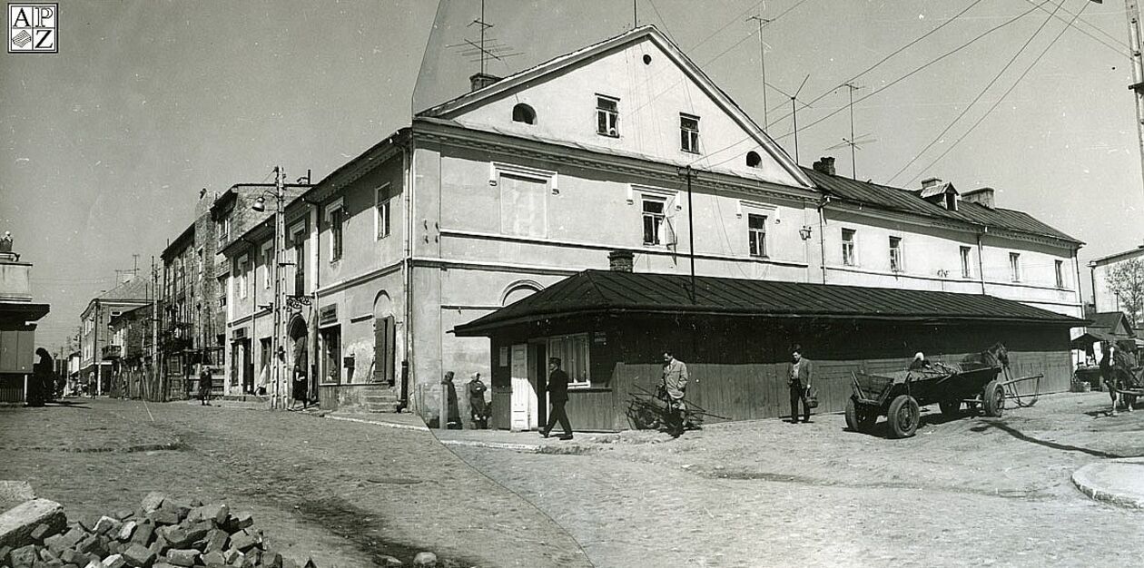  <p>Rok 1965. Widok z ulicy Targowej na narożny budynek Targowej i Staszica - kiedyś nr 23 obecnie 7. Plac Staszica w prawo z wozem konnym.</p>
