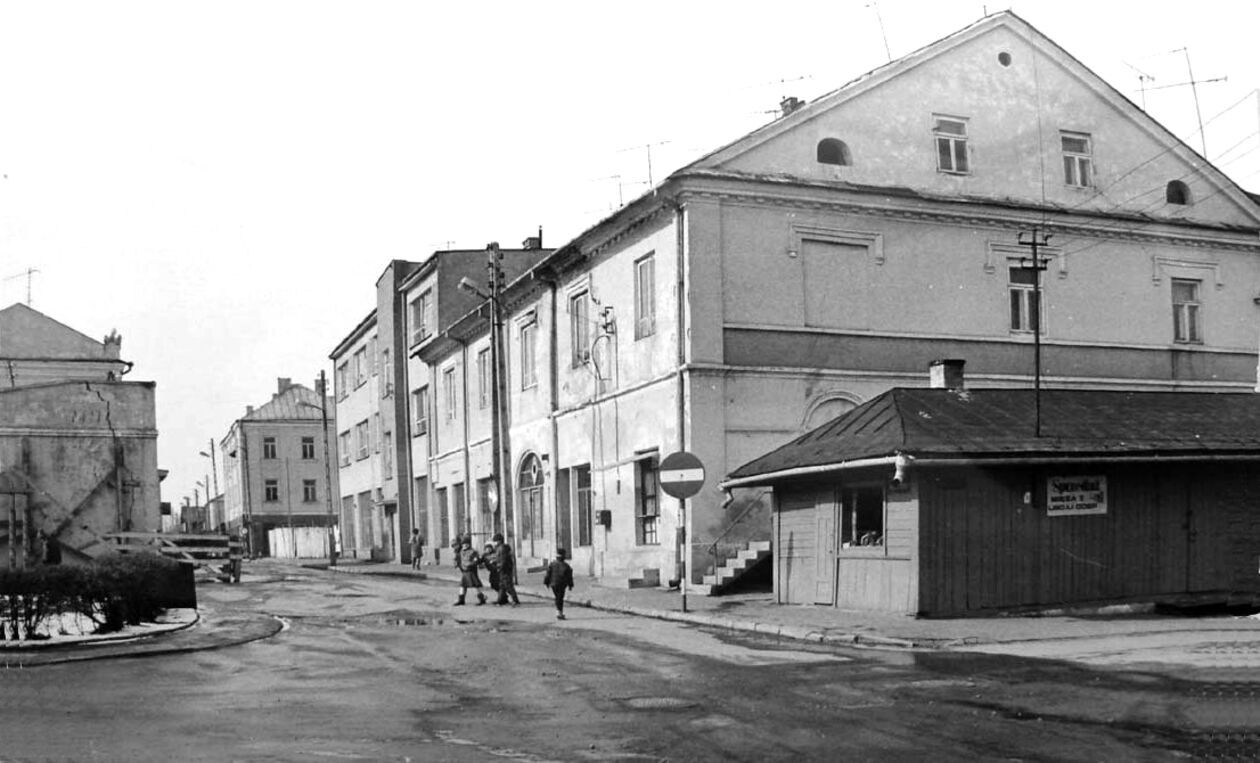  <p>Lata 1978-1980. Ulica Targowa - widok w kierunku ulicy Narutowicza. Po lewej Rynek, po prawej plac Staszica. Narożna kamienica przy Targowej 7, za drewnianymi jatkami.</p>
