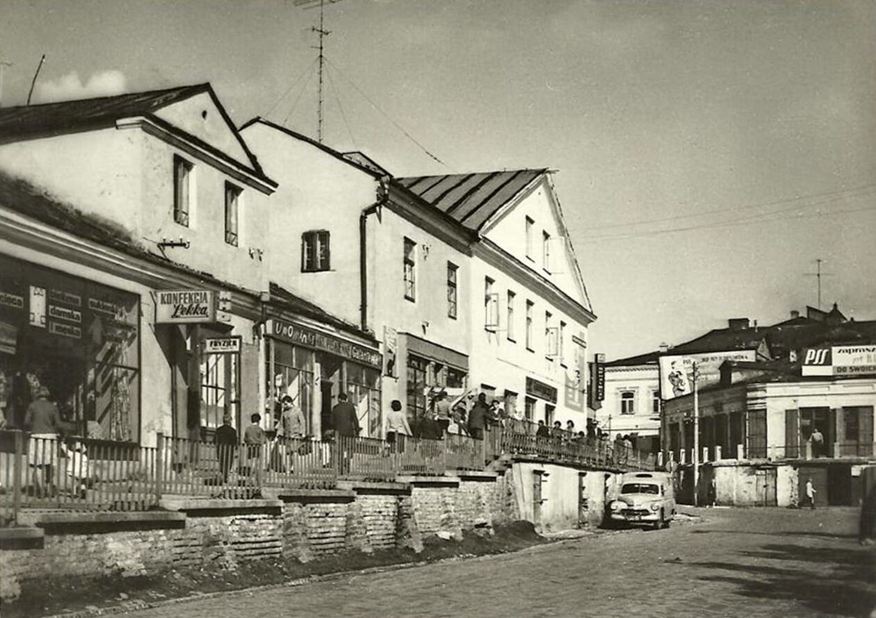 <p>Lata 1958-1965. Widok na Kozacki R&oacute;g z ulicy Staszica, od strony mostu nad Huczwą.</p>