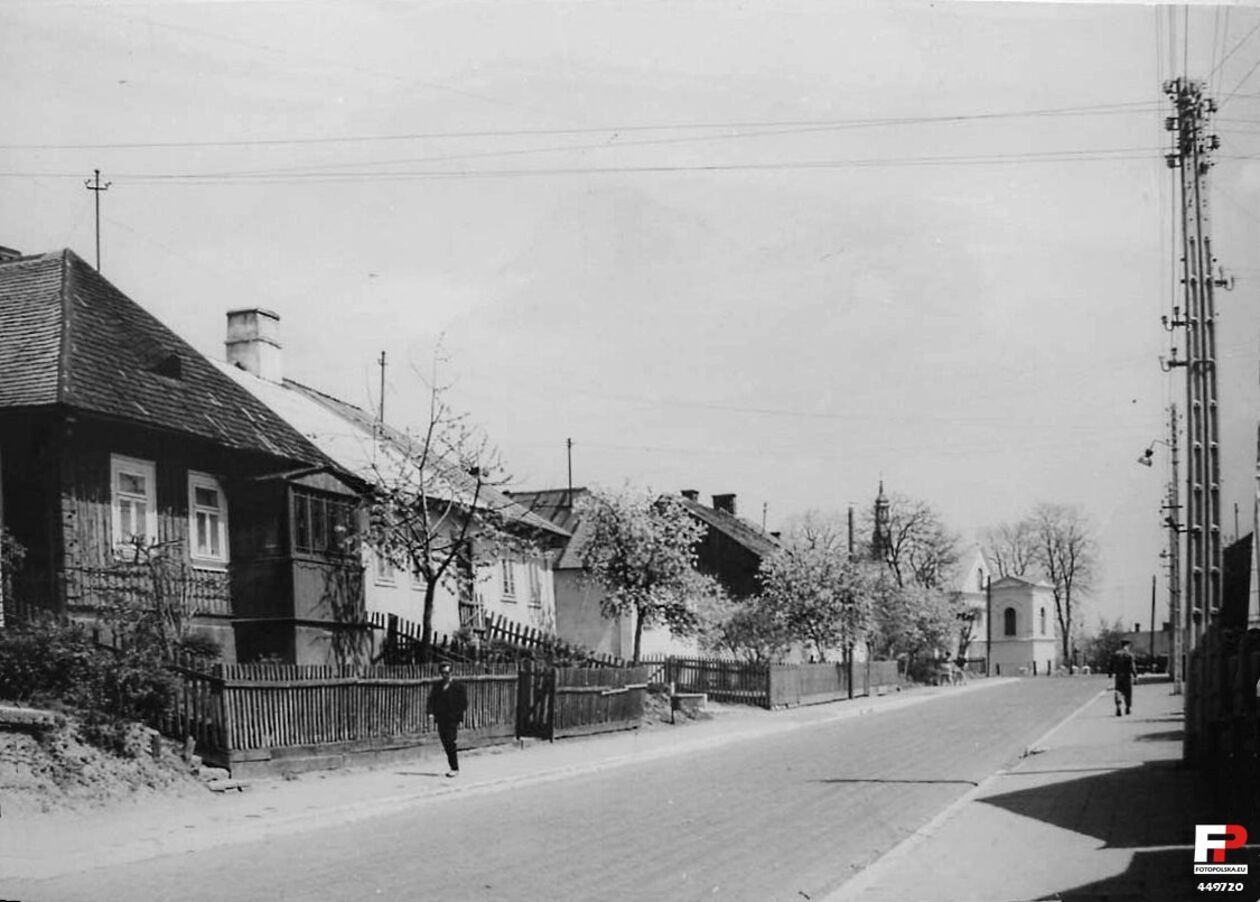 <p>Lata 1960-1965. Ulica Partyzant&oacute;w - widok w kierunku kościoła św. Stanisława Kostki. Po lewej z gankiem dom stojący do dzisiaj - numer 25.</p>