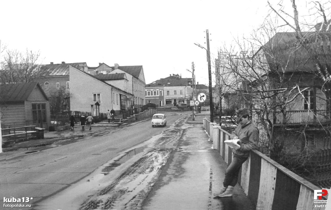  <p>Lata 1976-1979. Ulica Staszica - most na Huczwie, widok w kierunku Placu Wolności.</p>