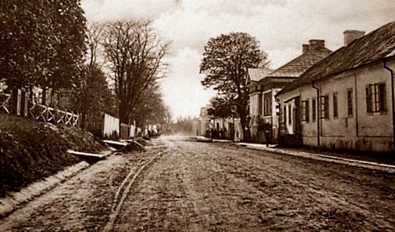  <p>Lata 1905-1915. Ulica 3 Maja. Po prawej z kolumnami pałacyk Kisewetter&oacute;w.</p>