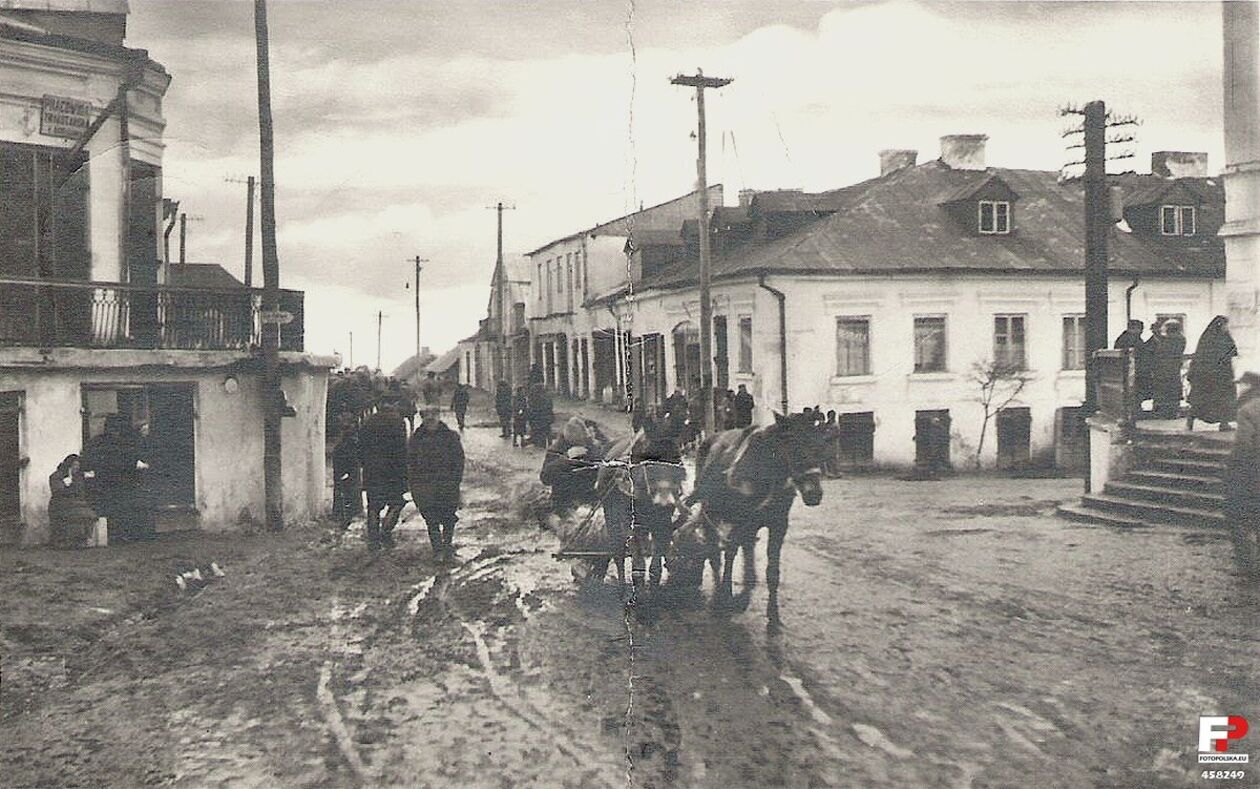  <p>Lata 1939-1940. Widok z placu Wolności na ulice Prostą (na wprost) i Staszica ( w prawo).</p>