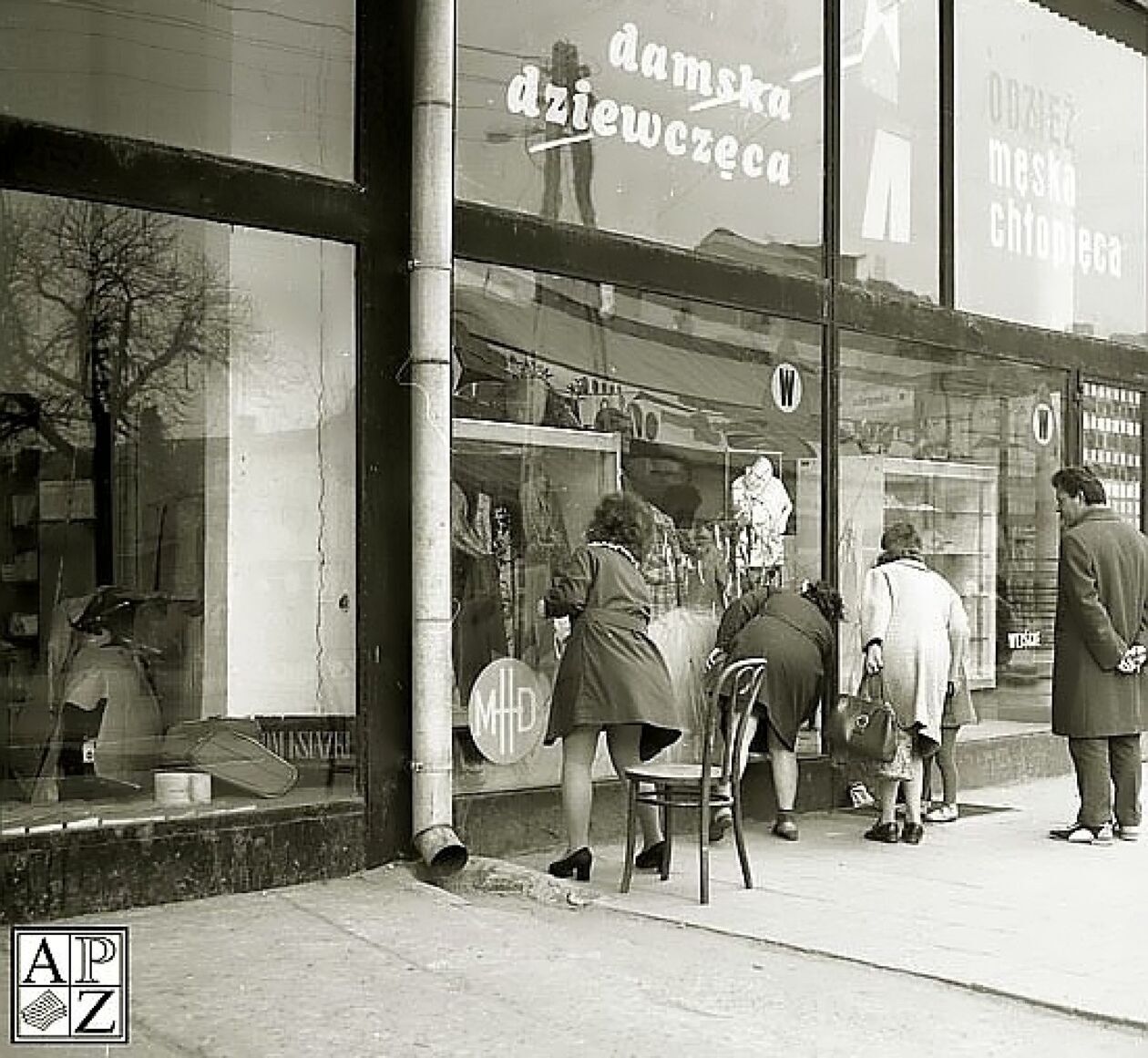  <p>1975. Słynny sklep zwany sierżantem przy Placu Wolności i ulicy 3 Maja.</p>