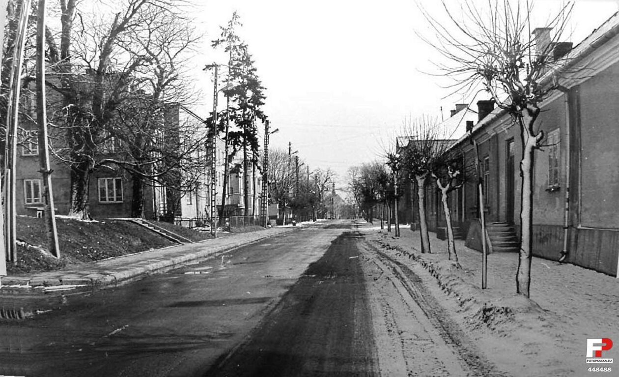  <p>Lata 1975-1978 , Ulica 3 Maja - widok w kierunku skrzyżowania z ul. Dobrzańskiego.</p>