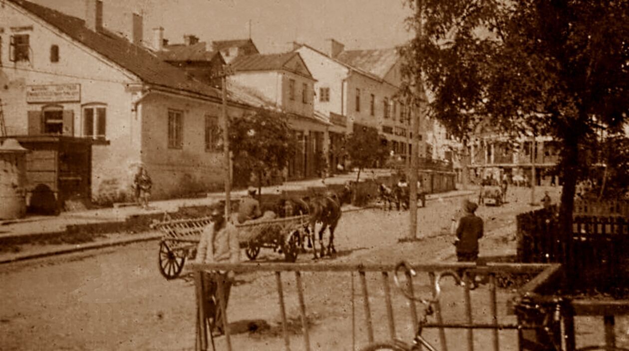  <p>Lata 1930-1945. Ulica Staszica. Po lewej - Kozacki R&oacute;g. Widok w kierunku ul. Prostej i obecnego placu Wolności.</p>