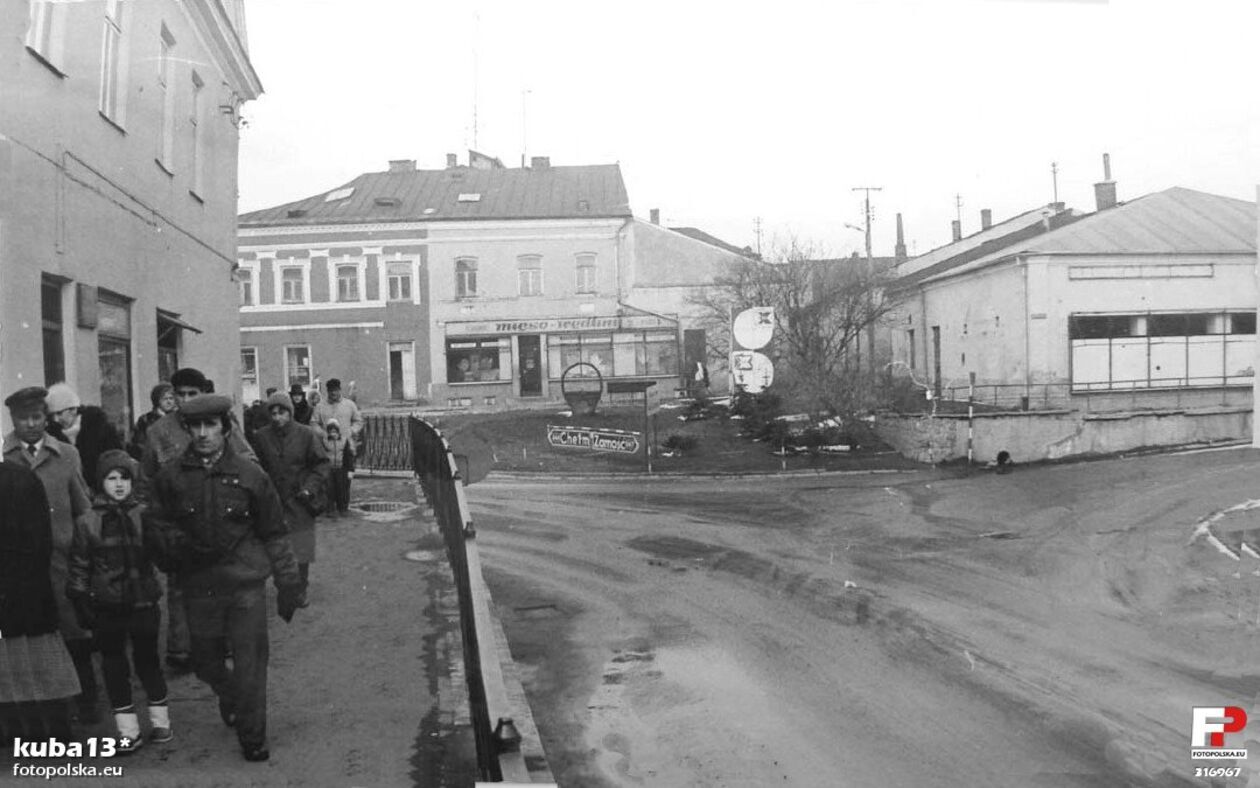  <p>Lata 1975-1980. Ulica Staszica. Widok z Kozackiego Rogu w kierunku Placu Wolności i Sutek. W prawo ulica Prosta, w lewo i na wprost Plac Wolności.</p>