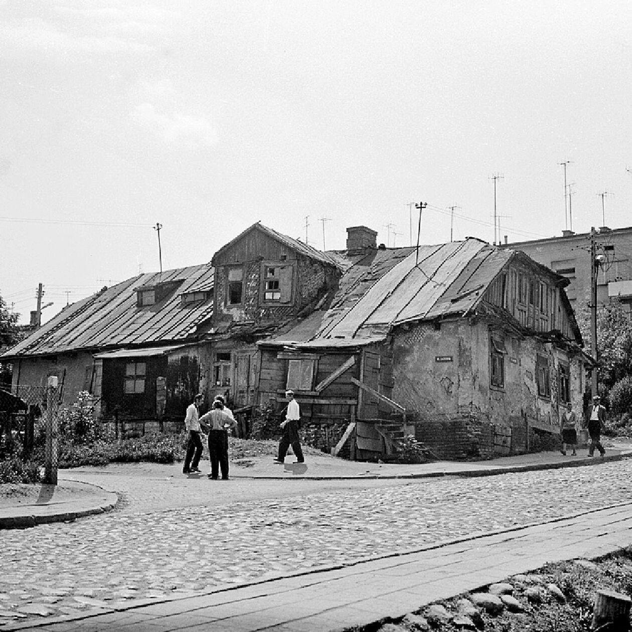  <p>Ulica Targowa - widok w kierunku skrzyżowania z ul. Berka Joselewicza. Widoczny dom oczywiście już nie istnieje. Był usytuowany pomiędzy ulicami Łazienną (tu gdzie stoją ludzie) i Joselewicza (z tyłu za domem).</p>