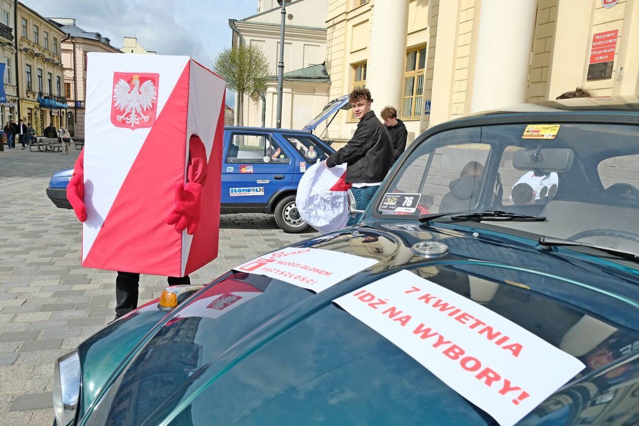  Licealiści zachęcali lublinian do udziału w niedzielnych wyborach (zdjęcie 2) - Autor: DW