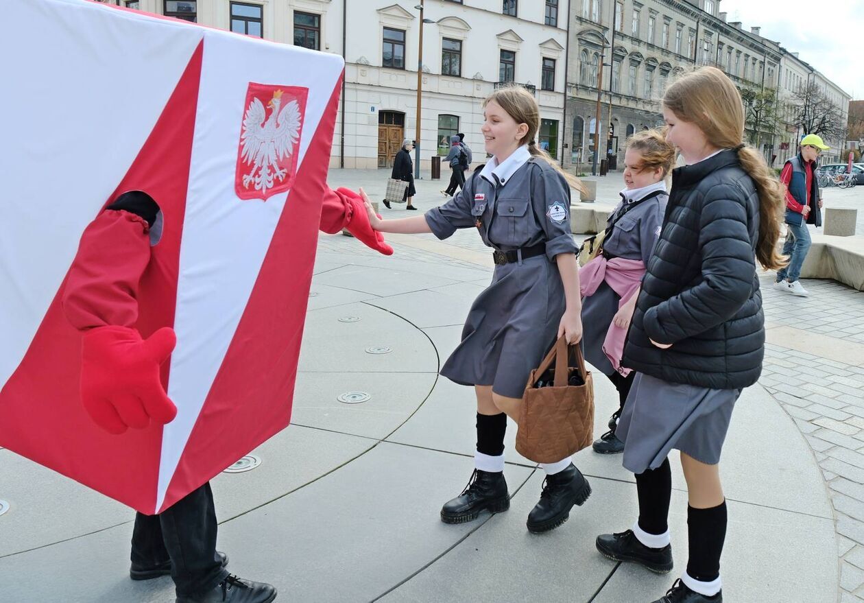  Licealiści zachęcali lublinian do udziału w niedzielnych wyborach (zdjęcie 9) - Autor: DW