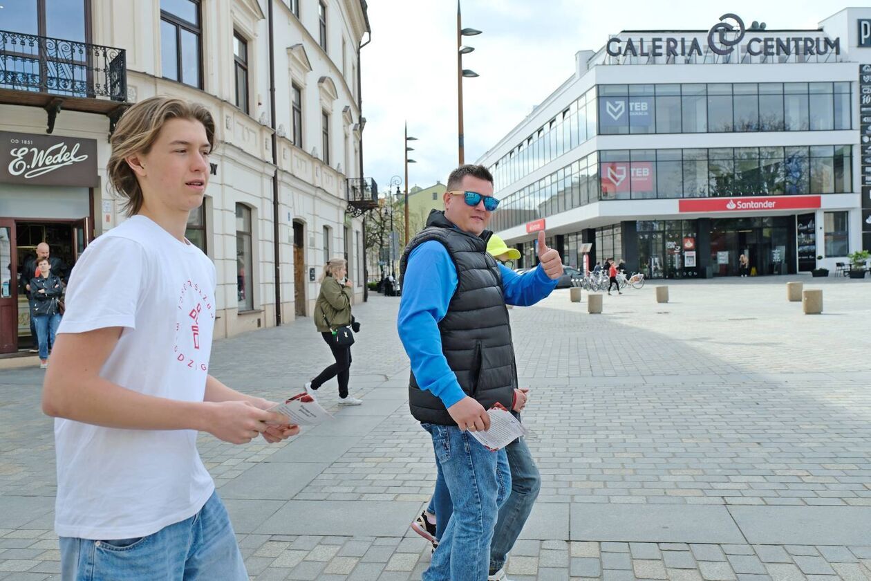  Licealiści zachęcali lublinian do udziału w niedzielnych wyborach (zdjęcie 10) - Autor: DW