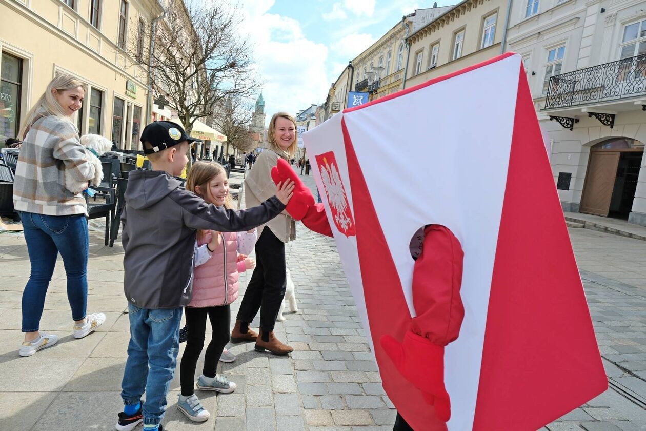  Licealiści zachęcali lublinian do udziału w niedzielnych wyborach (zdjęcie 12) - Autor: DW