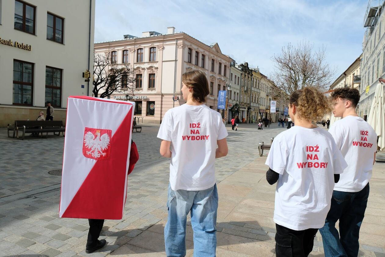  Licealiści zachęcali lublinian do udziału w niedzielnych wyborach (zdjęcie 17) - Autor: DW