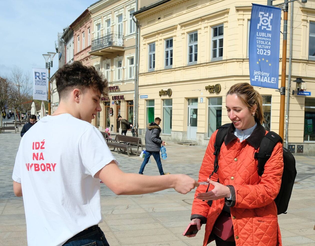  Licealiści zachęcali lublinian do udziału w niedzielnych wyborach (zdjęcie 18) - Autor: DW