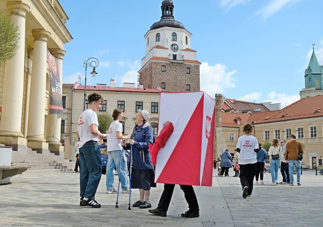 Licealiści zachęcali lublinian do udziału w niedzielnych wyborach (zdjęcie 4) - Autor: DW