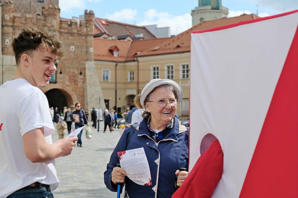  Licealiści zachęcali lublinian do udziału w niedzielnych wyborach (zdjęcie 3) - Autor: DW