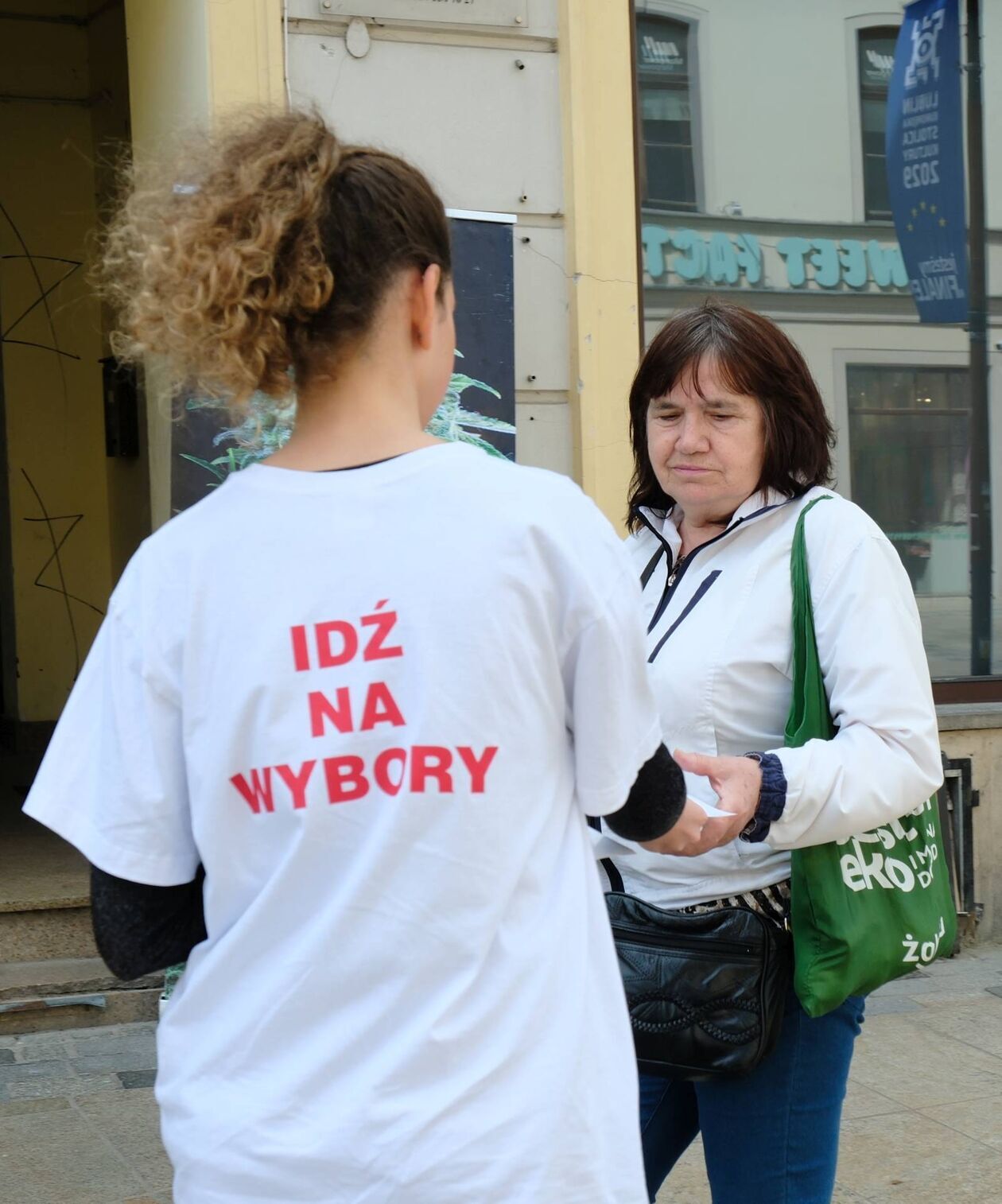  Licealiści zachęcali lublinian do udziału w niedzielnych wyborach (zdjęcie 14) - Autor: DW