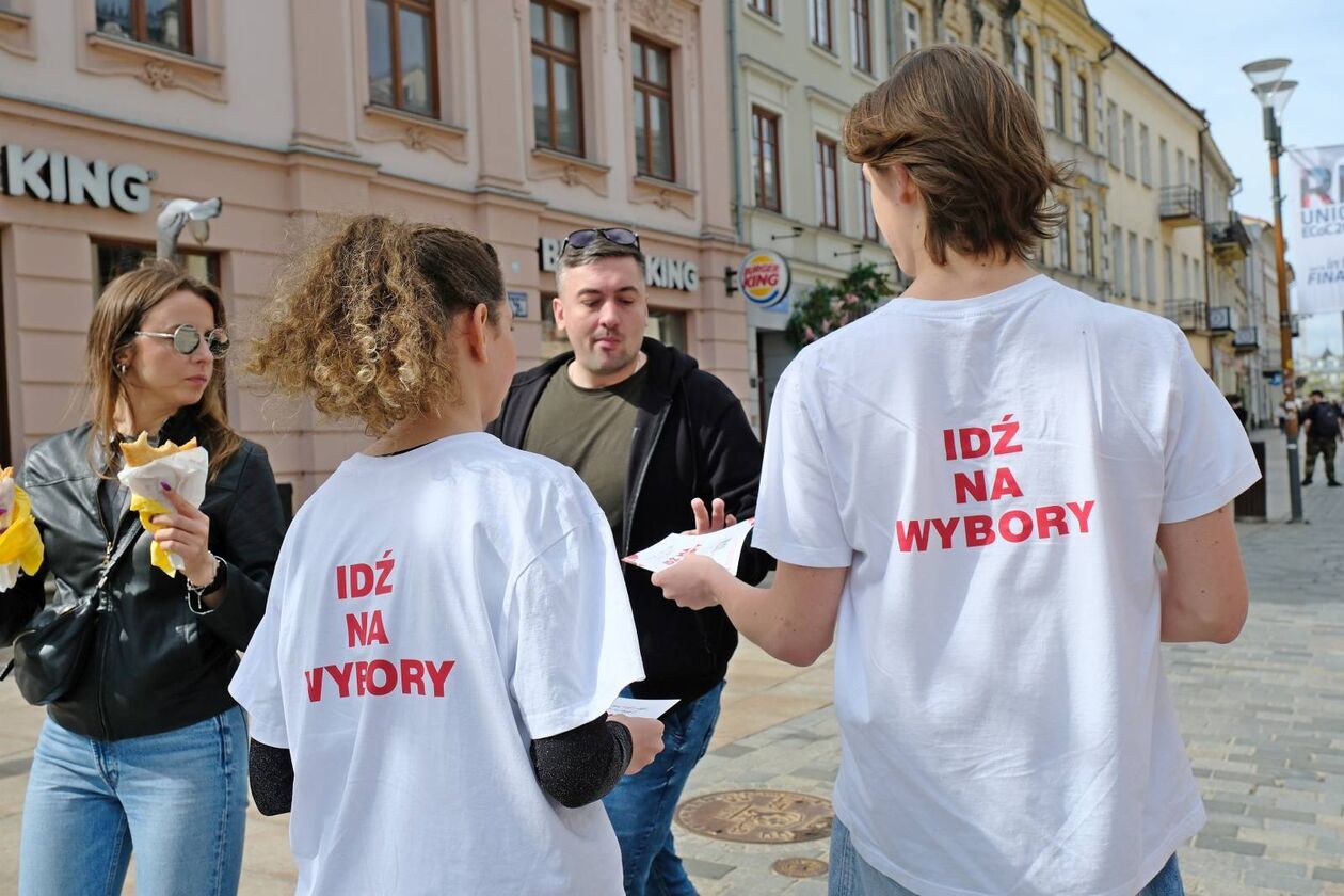  Licealiści zachęcali lublinian do udziału w niedzielnych wyborach (zdjęcie 15) - Autor: DW