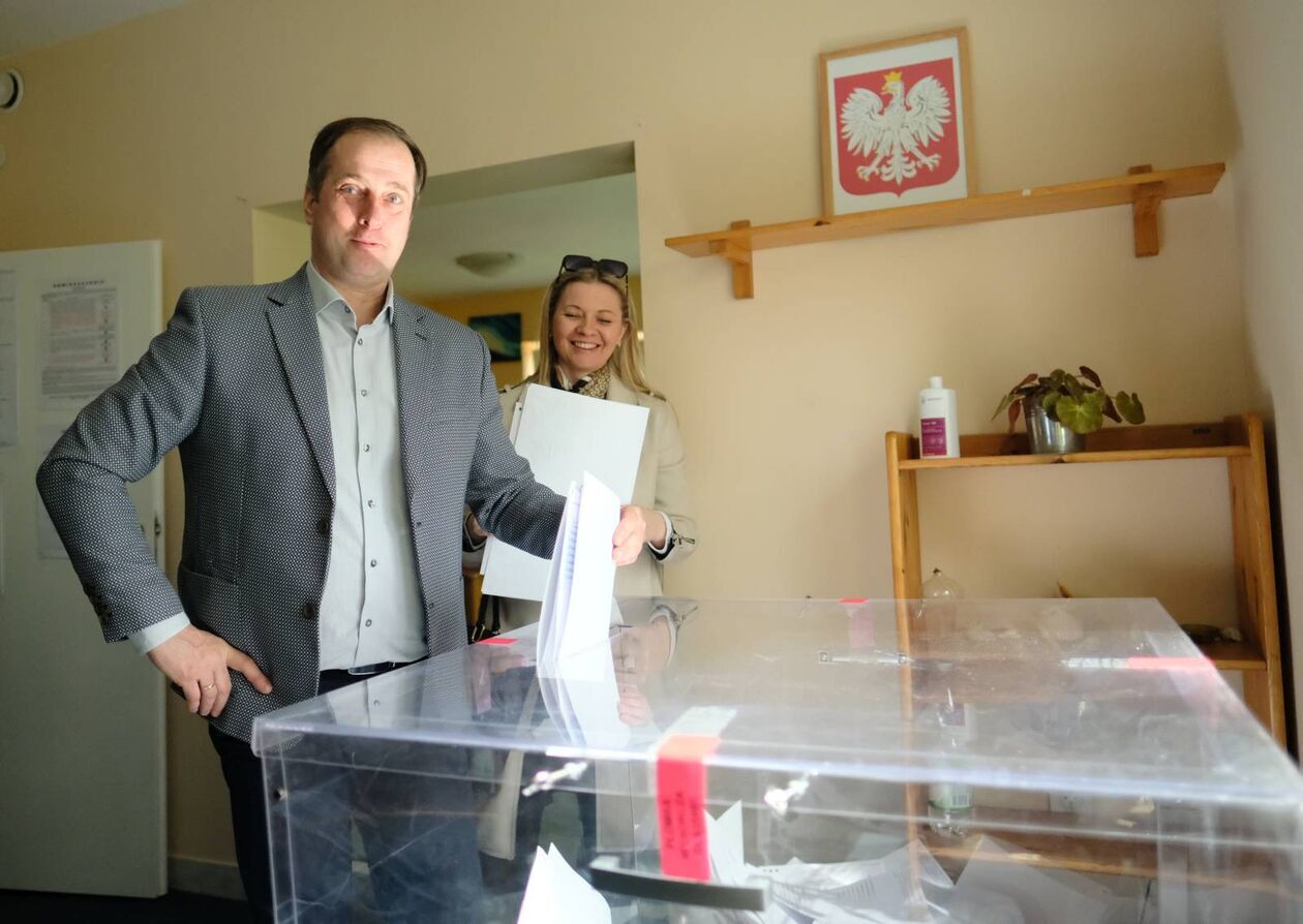  Wybory samorządowe 2024. Głosowanie w OKW nr 126, 191 i 100 w Lublinie (zdjęcie 21) - Autor: DW
