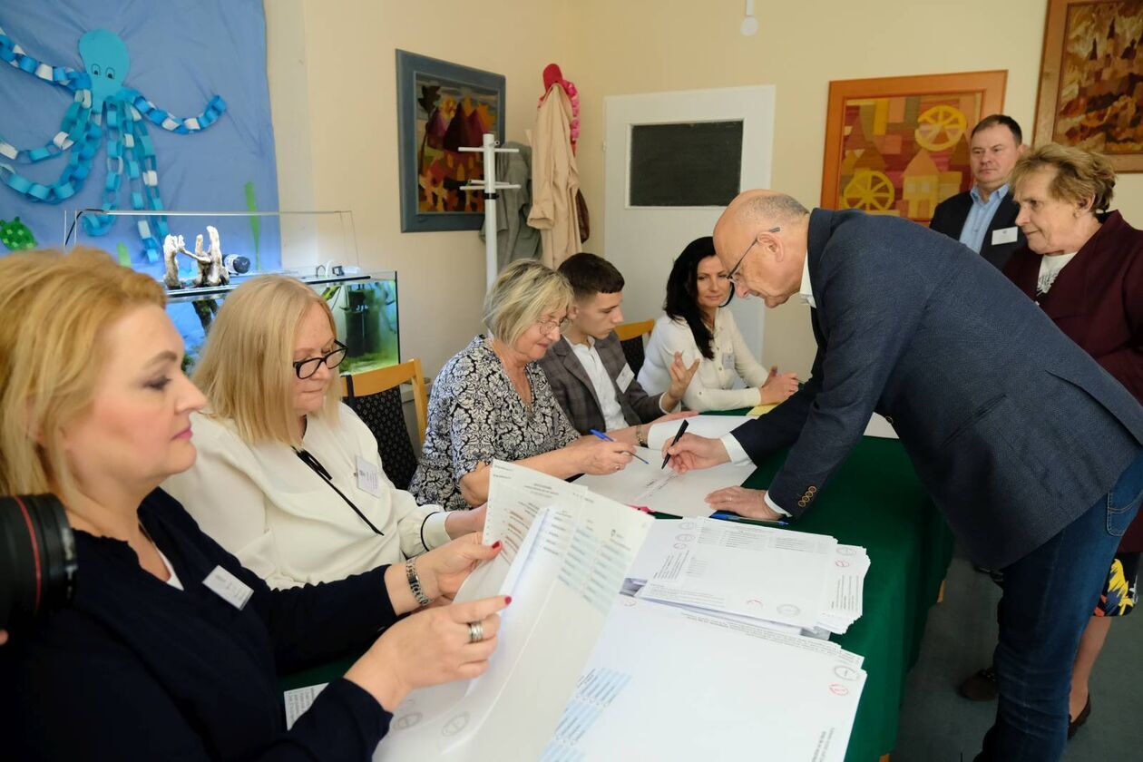  Wybory samorządowe 2024. Głosowanie w OKW nr 126, 191 i 100 w Lublinie (zdjęcie 34) - Autor: DW