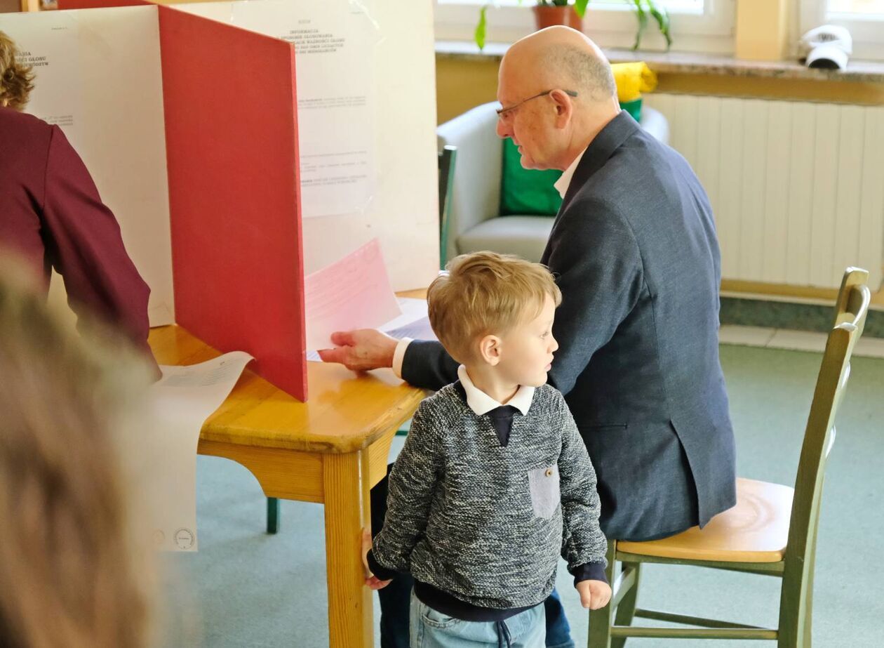  Wybory samorządowe 2024. Głosowanie w OKW nr 126, 191 i 100 w Lublinie (zdjęcie 38) - Autor: DW