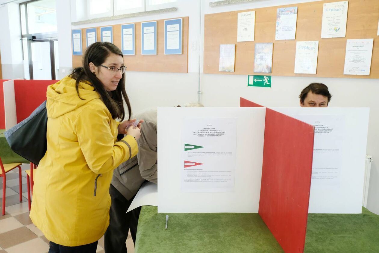  Wybory samorządowe 2024. Głosowanie w OKW nr 126, 191 i 100 w Lublinie (zdjęcie 4) - Autor: DW