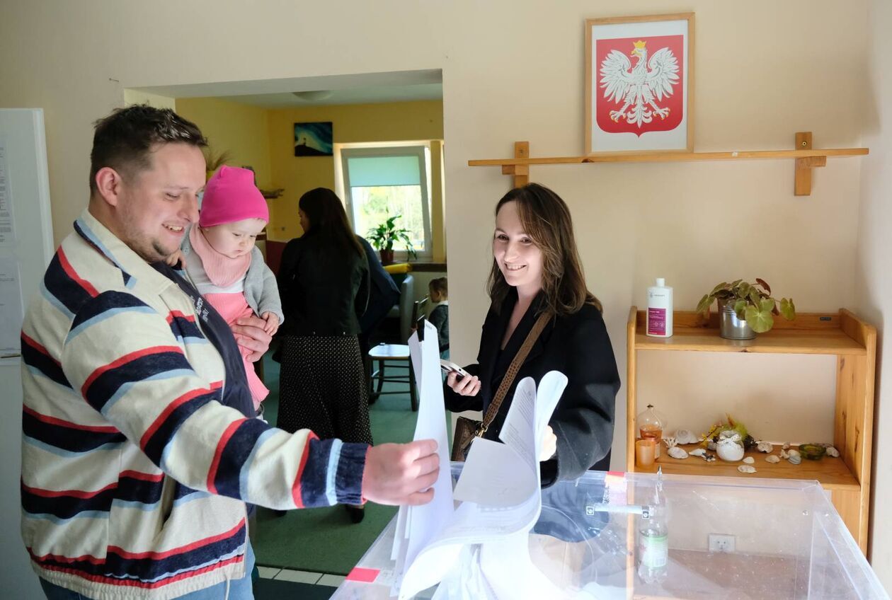  Wybory samorządowe 2024. Głosowanie w OKW nr 126, 191 i 100 w Lublinie (zdjęcie 37) - Autor: DW