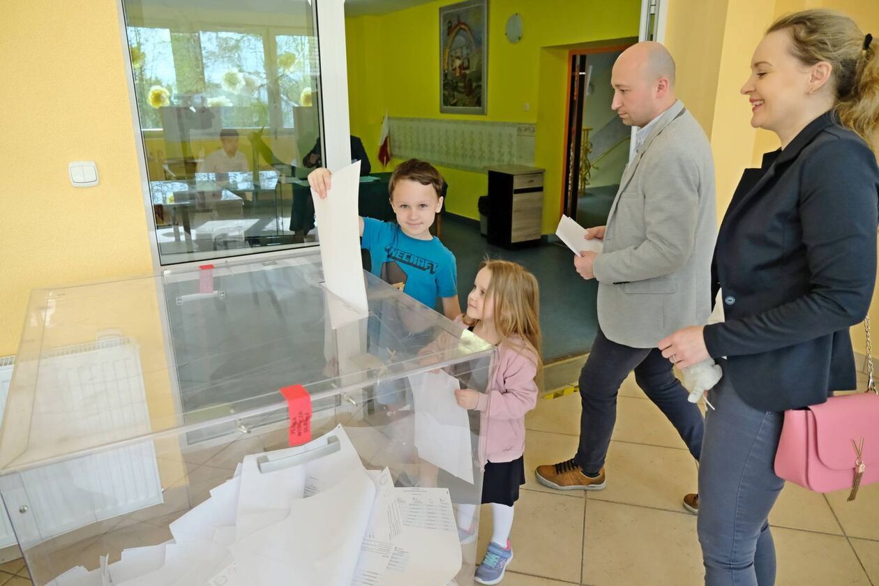  Wybory samorządowe 2024. Głosowanie w OKW nr 126, 191 i 100 w Lublinie (zdjęcie 17) - Autor: DW
