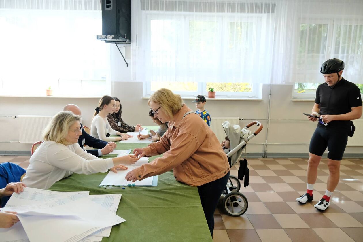  Wybory samorządowe 2024. Głosowanie w OKW nr 126, 191 i 100 w Lublinie (zdjęcie 5) - Autor: DW