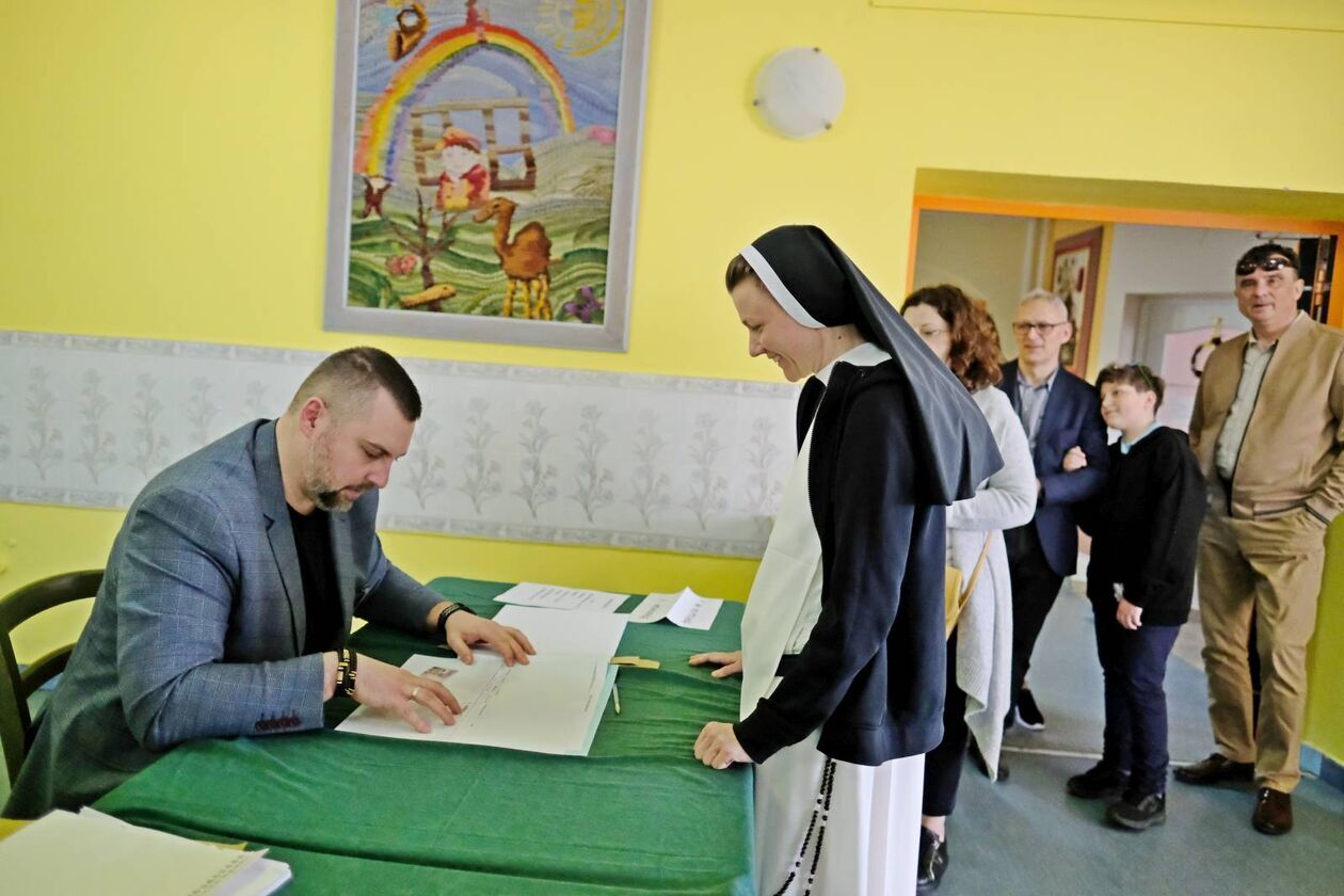  Wybory samorządowe 2024. Głosowanie w OKW nr 126, 191 i 100 w Lublinie (zdjęcie 26) - Autor: DW
