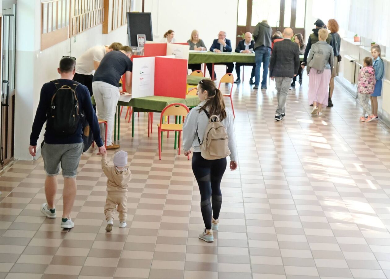  Wybory samorządowe 2024. Głosowanie w OKW nr 126, 191 i 100 w Lublinie (zdjęcie 12) - Autor: DW