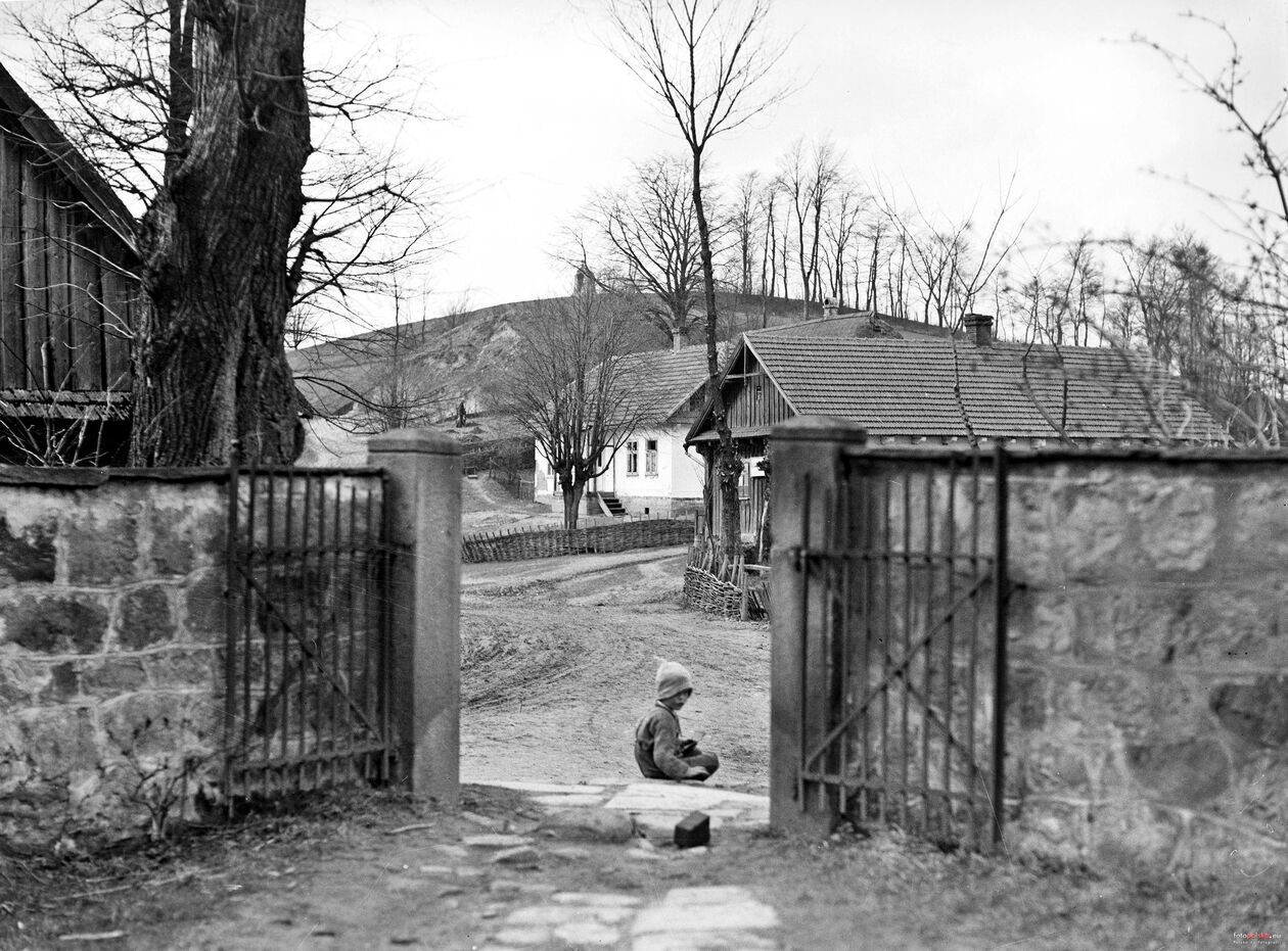  <p>Kwiecień 1935 r. Fragment zabudowy, w tle widoczne Grodzisko w Chełmie.</p>