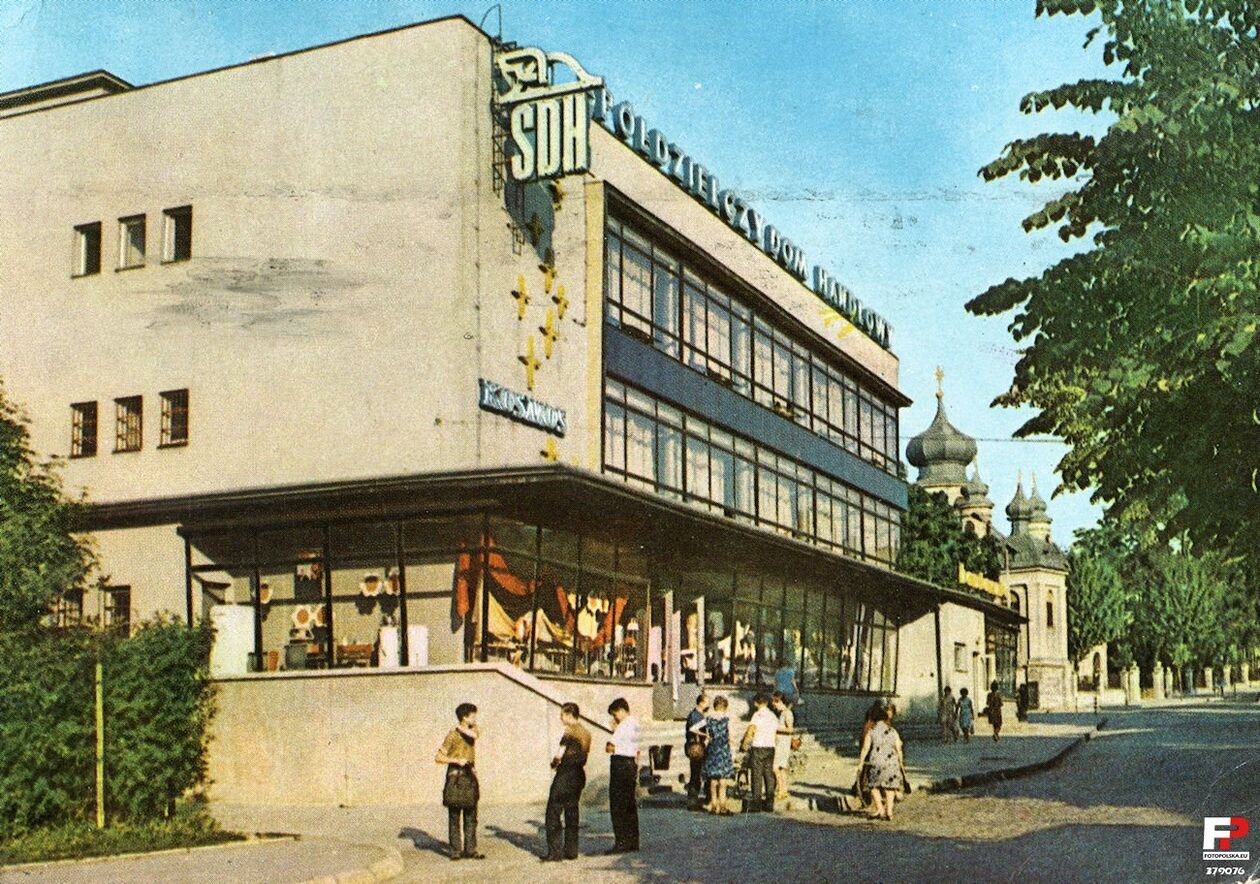  <p>Lata 1968-1969 r. Chełm &ndash; chełmski modernizm &ndash; Sp&oacute;łdzielczy Dom Handlowy (SDH) i kawiarnia Kosmos.</p>