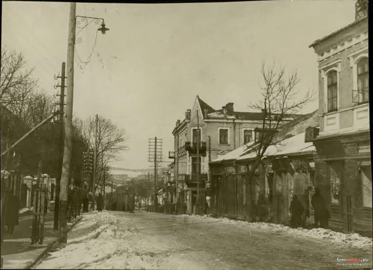  <p>Lata 1915-1917. Ulica Lubelska. Po prawej fragment kamienicy nr 24.</p>