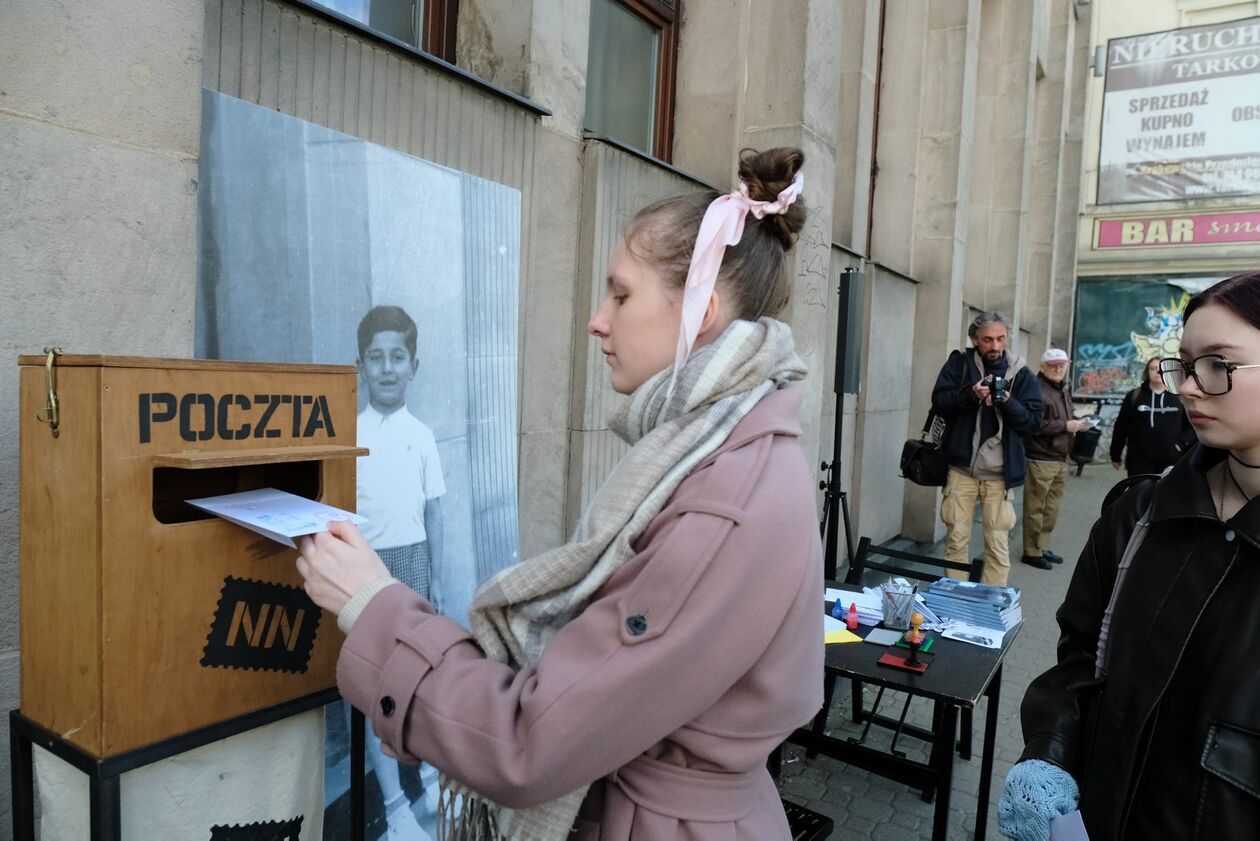  Akcja pisania listów do Henia dla pamięci zagłady lubelskich Żydów (zdjęcie 20) - Autor: DW