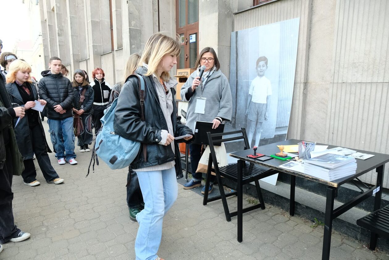  Akcja pisania listów do Henia dla pamięci zagłady lubelskich Żydów (zdjęcie 10) - Autor: DW