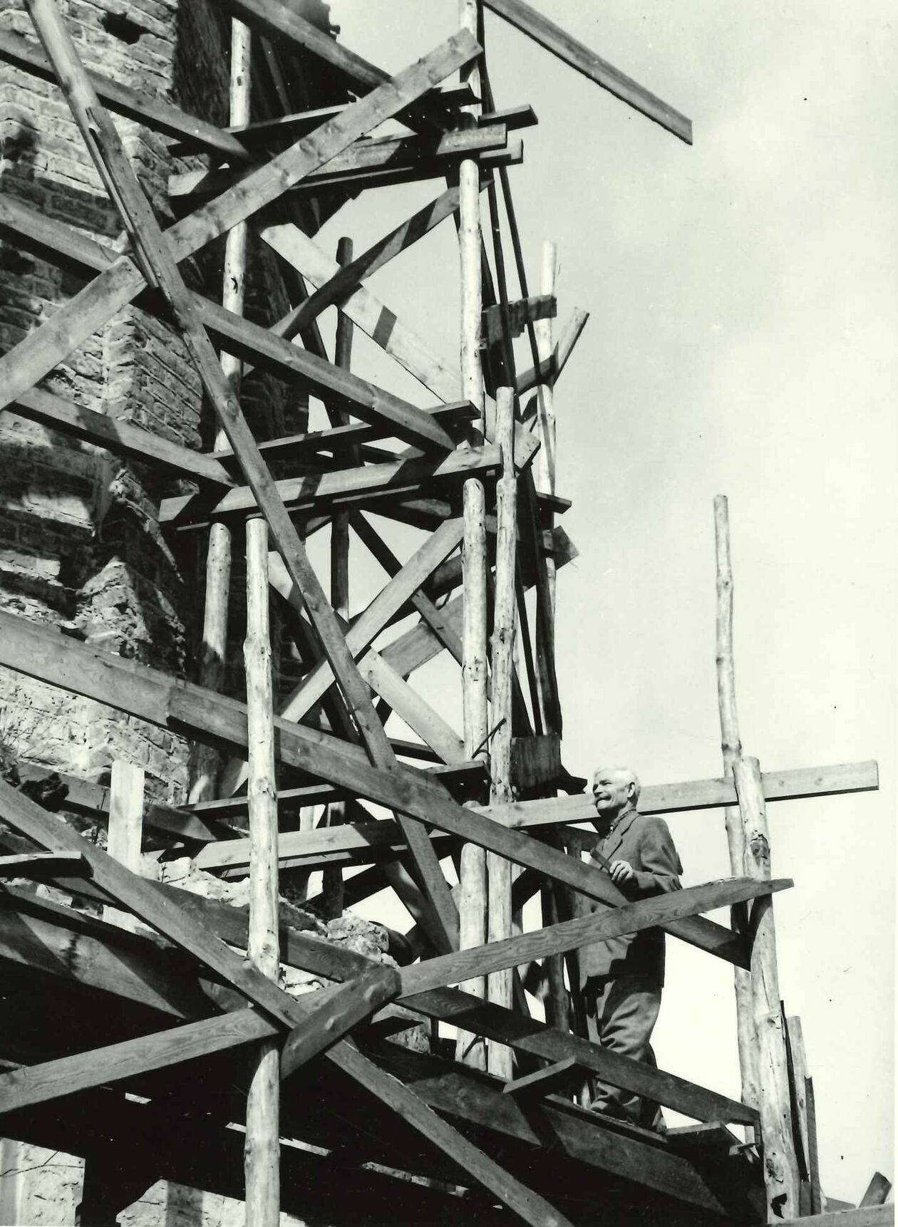  <p>Kaplica zamkowa w 1957 r., prezbiterium w czasie prac. Fot. w archiwum WUOZ w Lublinie.</p>