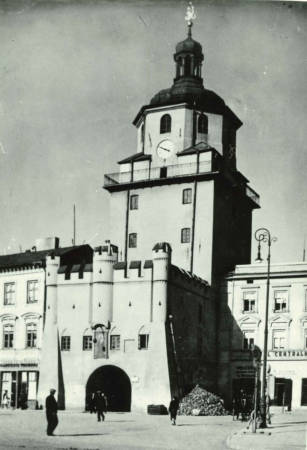  <p>Brama Krakowska, przed usunięciem tynk&oacute;w zewnętrznych - fot. w archiwum WUOZ w Lublinie.</p>