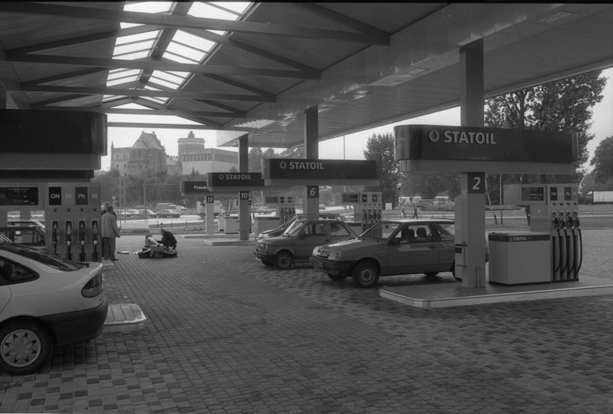  <p>Samochody na stacji paliw przy Alei Tysiąclecia. Fot. Jacek Mirosław.</p>