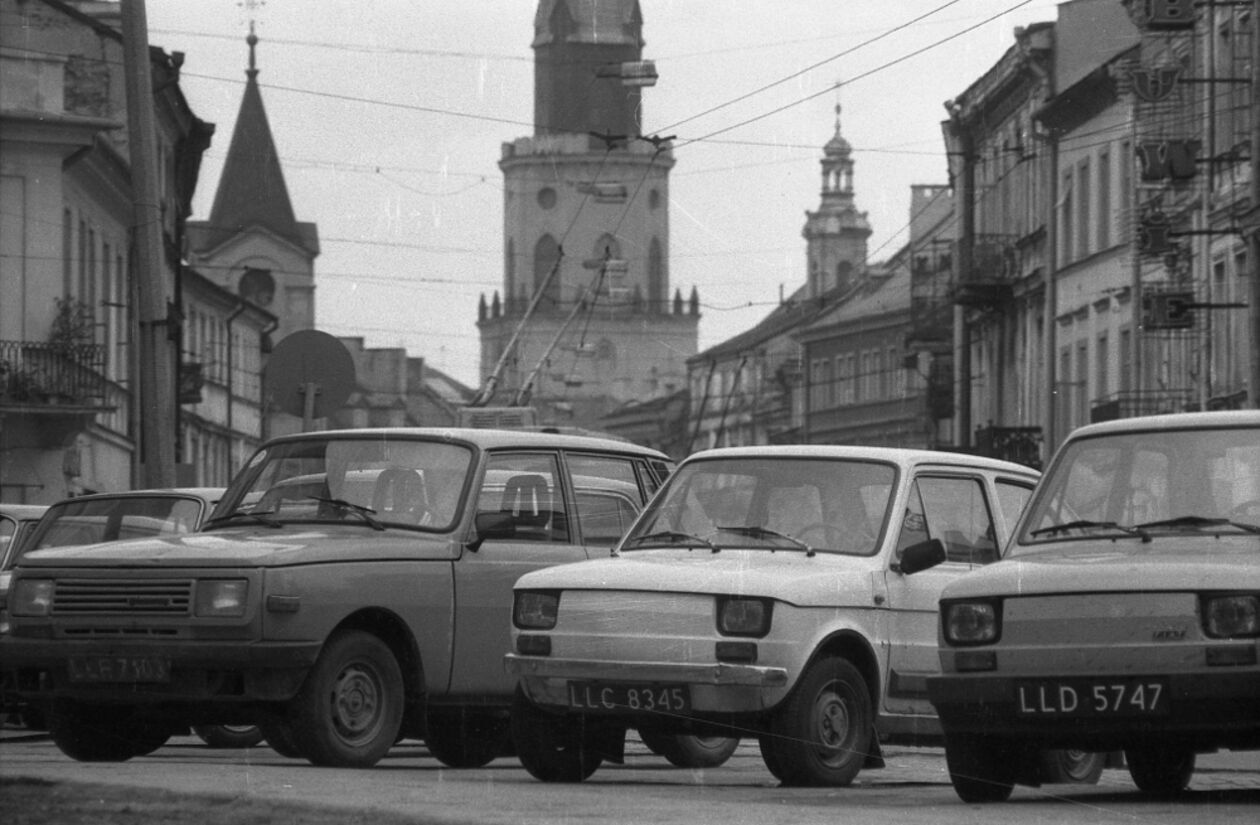  <p>Samochody zaparkowane na Krakowskim Przedmieściu w Lublinie. Fot. Jacek Mirosław.</p>