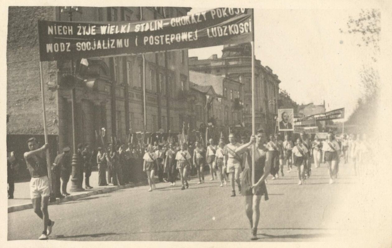  <p>Lata 1950-1955. Poch&oacute;d 1 Maja na Placu Litewskim. fotpolska.eu</p>