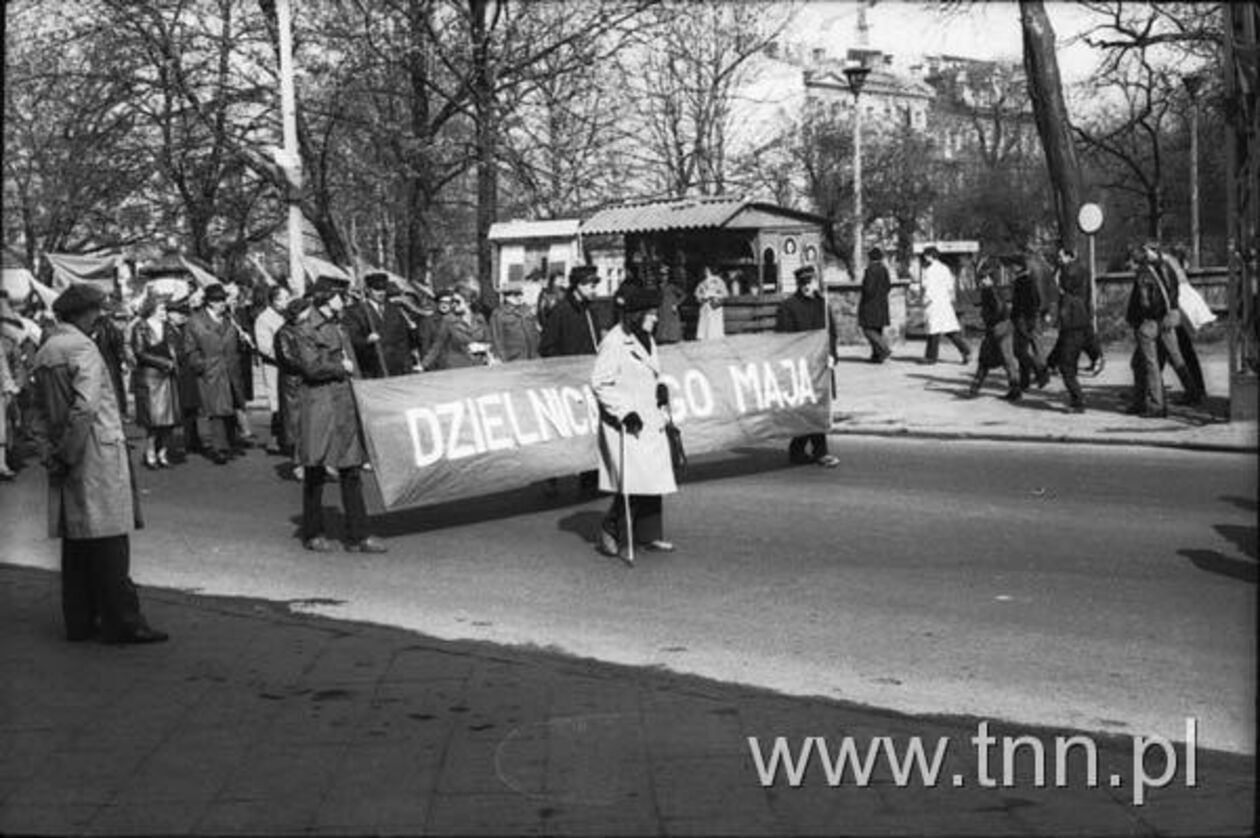  <p>Krakowskie Przedmieście podczas pochodu w dniu 1 maja 1982 roku. Fot. Piotr Choma.</p>