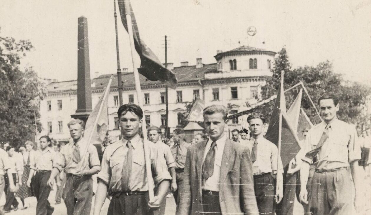  <p>Lata 1950-1955. Poch&oacute;d 1 Maja na Placu Litewskim. fotopolska.eu.</p>