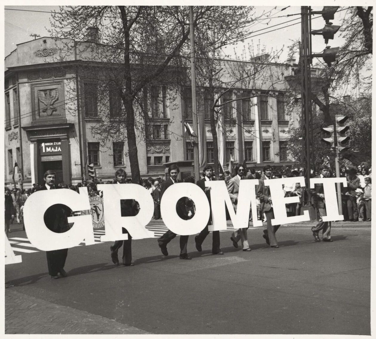 <p>1977 r. Poch&oacute;d 1 Maja na Placu Litewskim. fotopolska.eu.</p>