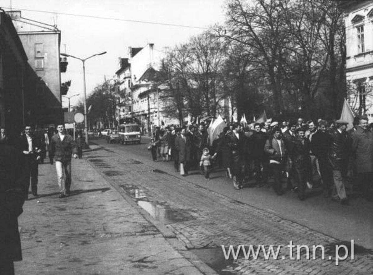  <p>Krakowskie Przedmieście podczas pochodu w dniu 1 maja 1982 roku. Fot. Piotr Choma.</p>