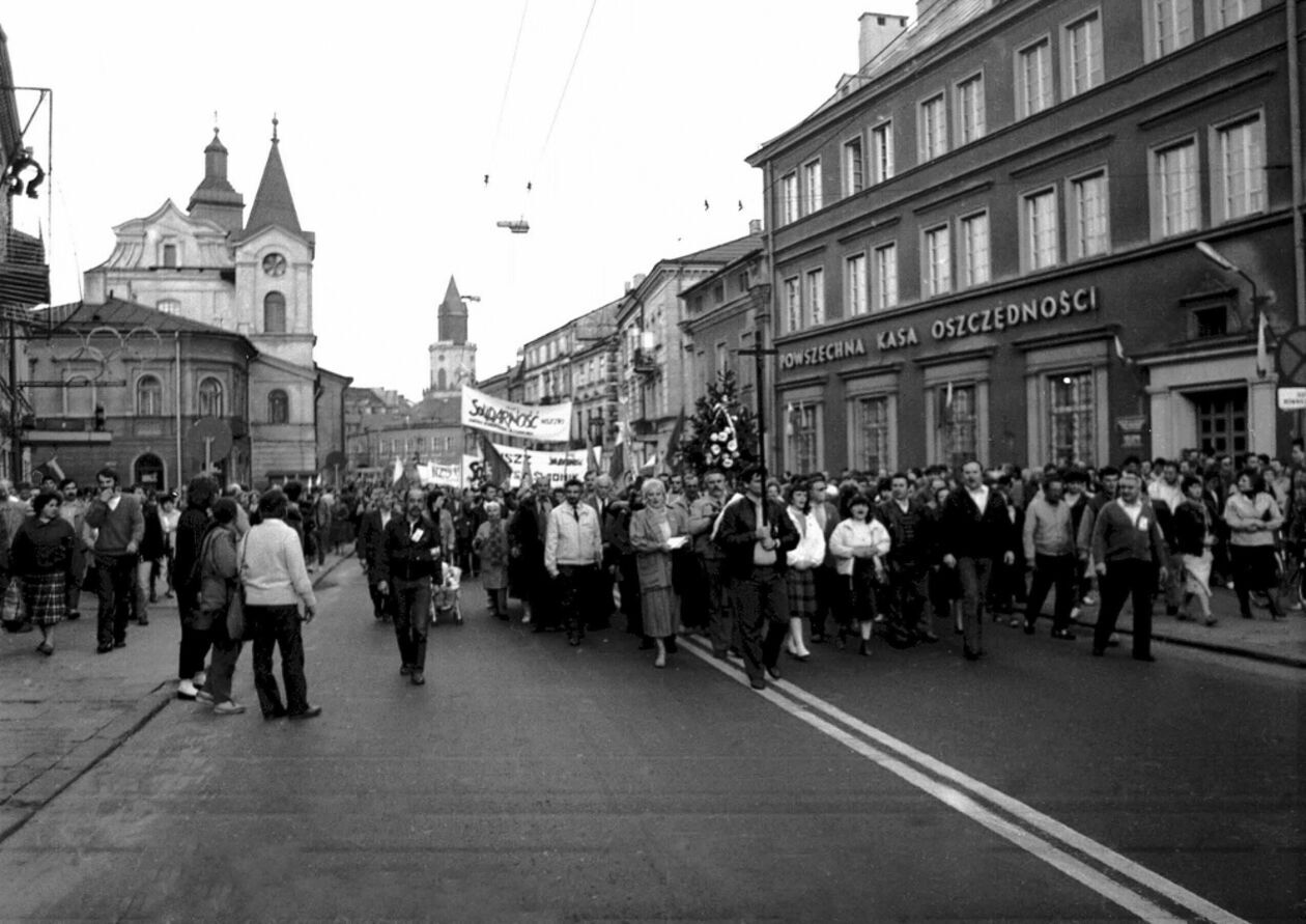  <p>Obchody święta 3 maja w 1989 roku w Lublinie. Fot. Michał Kasprzak.</p>